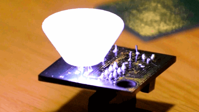 portfolio\custom_thingm\imgs\Pixel_color_cycle_zoomed.gif